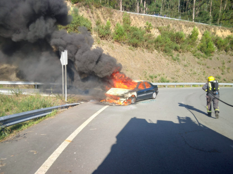 Incendio dun vehículo na estrada A – 54 no kilómetro 80 en dirección Arzúa, no concello do Pino